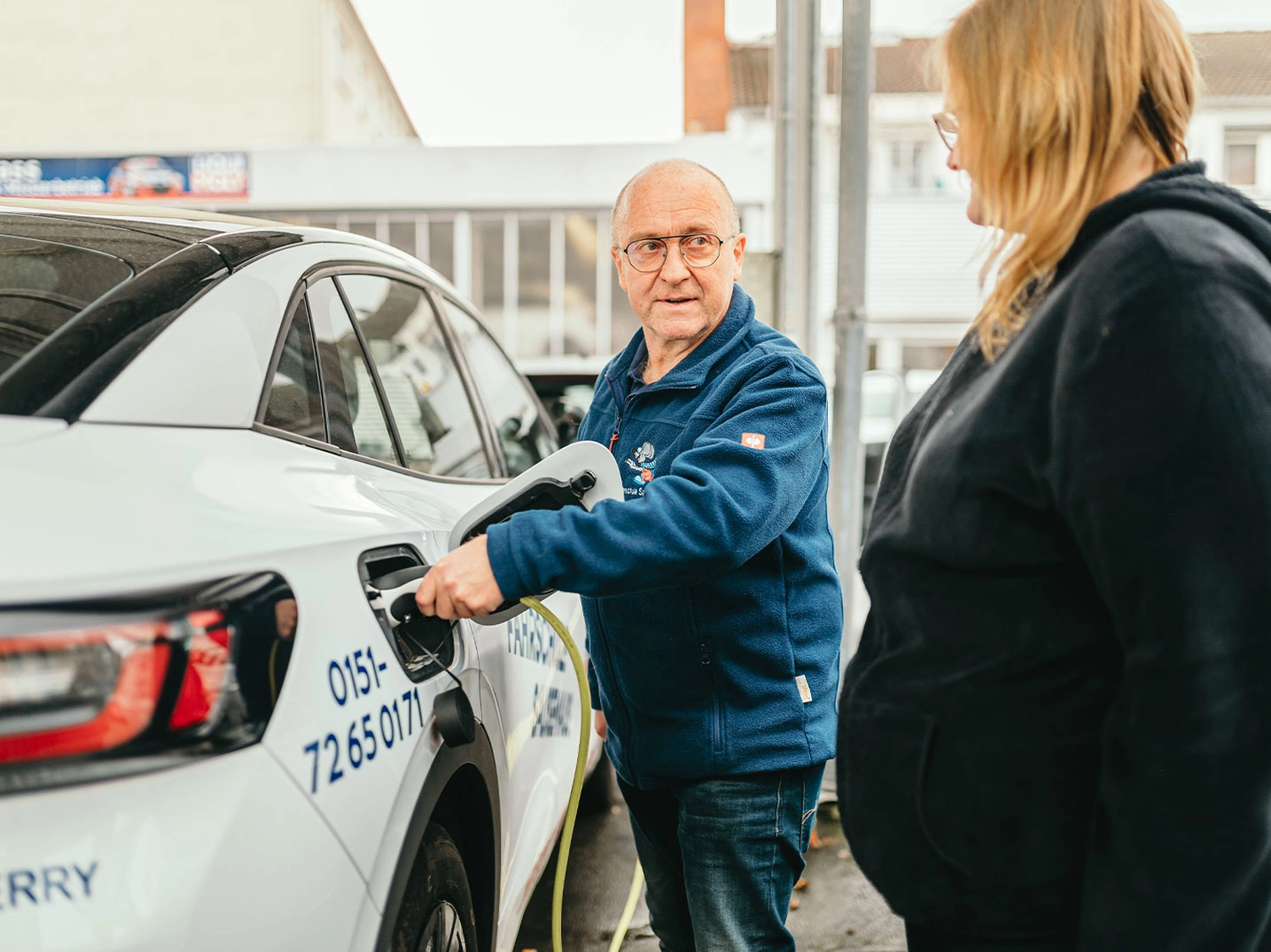 Benedikt Pfister, Fahrschule Sausemaus, Aschaffenburg, Heimbuchenthal, Mainaschaff , Theorieunterricht, Auffrischungsfahrten, Simulatorausbildung, VR-Ausbildung, Wöchentlich Prüfungen, Aufbauseminare für Fahranfänger. 
