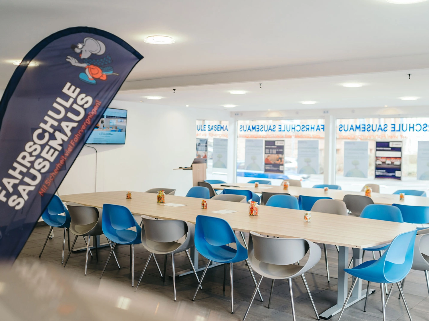 Benedikt Pfister, Fahrschule Sausemaus, Aschaffenburg, Heimbuchenthal, Mainaschaff , Theorieunterricht, Auffrischungsfahrten, Simulatorausbildung, VR-Ausbildung, Wöchentlich Prüfungen, Aufbauseminare für Fahranfänger. 