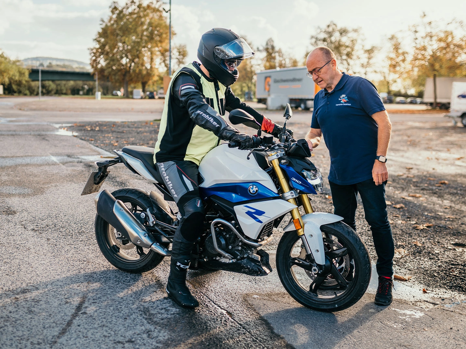 Benedikt Pfister, Fahrschule Sausemaus, Aschaffenburg, Heimbuchenthal, Mainaschaff , Theorieunterricht, Auffrischungsfahrten, Simulatorausbildung, VR-Ausbildung, Wöchentlich Prüfungen, Aufbauseminare für Fahranfänger. 