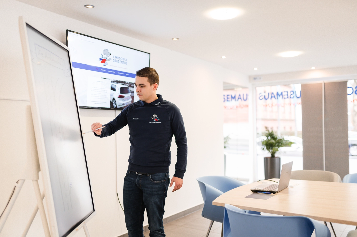 Benedikt Pfister, Fahrschule Sausemaus, Aschaffenburg, Heimbuchenthal, Mainaschaff , Theorieunterricht, Auffrischungsfahrten, Simulatorausbildung, VR-Ausbildung, Wöchentlich Prüfungen, Aufbauseminare für Fahranfänger.