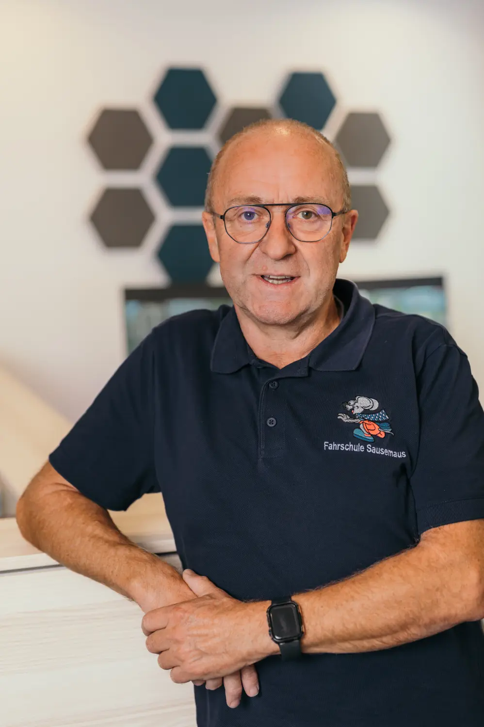 Benedikt Pfister, Fahrschule Sausemaus, Aschaffenburg, Heimbuchenthal, Mainaschaff , Theorieunterricht, Auffrischungsfahrten, Simulatorausbildung, VR-Ausbildung, Wöchentlich Prüfungen, Aufbauseminare für Fahranfänger. 