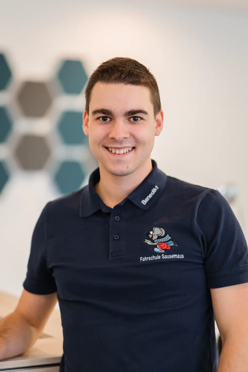 Benedikt Pfister, Fahrschule Sausemaus, Aschaffenburg, Heimbuchenthal, Mainaschaff , Theorieunterricht, Auffrischungsfahrten, Simulatorausbildung, VR-Ausbildung, Wöchentlich Prüfungen, Aufbauseminare für Fahranfänger. 