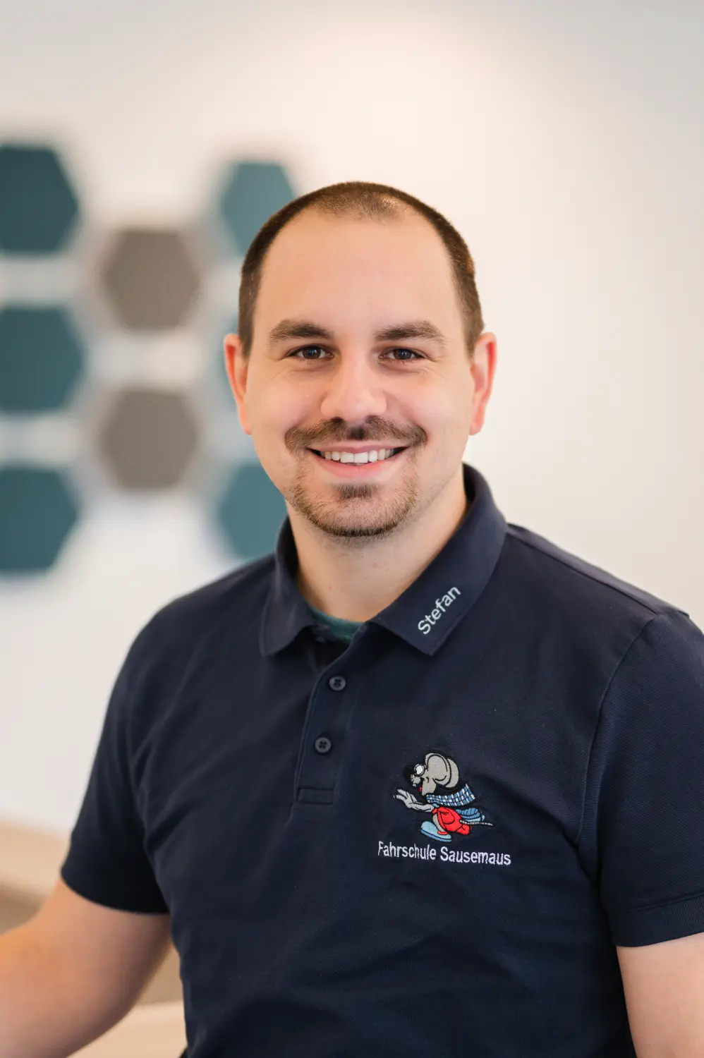 Benedikt Pfister, Fahrschule Sausemaus, Aschaffenburg, Heimbuchenthal, Mainaschaff , Theorieunterricht, Auffrischungsfahrten, Simulatorausbildung, VR-Ausbildung, Wöchentlich Prüfungen, Aufbauseminare für Fahranfänger. 