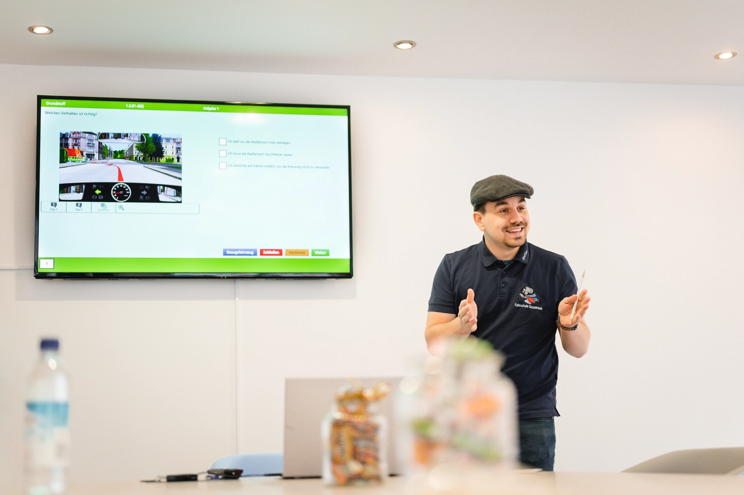 Benedikt Pfister, Fahrschule Sausemaus, Aschaffenburg, Heimbuchenthal, Mainaschaff , Theorieunterricht, Auffrischungsfahrten, Simulatorausbildung, VR-Ausbildung, Wöchentlich Prüfungen, Aufbauseminare für Fahranfänger.
