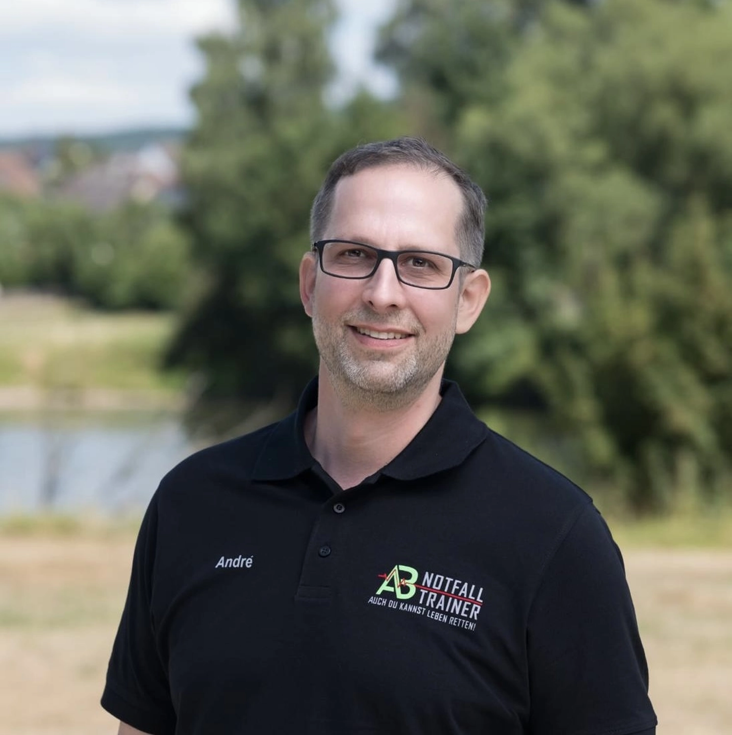 Benedikt Pfister, Fahrschule Sausemaus, Aschaffenburg, Heimbuchenthal, Mainaschaff , Theorieunterricht, Auffrischungsfahrten, Simulatorausbildung, VR-Ausbildung, Wöchentlich Prüfungen, Aufbauseminare für Fahranfänger. 